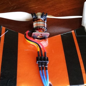 Motorledningsholder til RC-fly og flyvinger