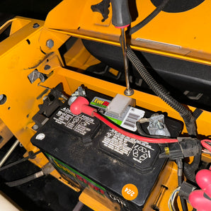 Sikker Batteriholder med Cam Lock til Cub Cadet ZT1+ZT2 Plæneklipper