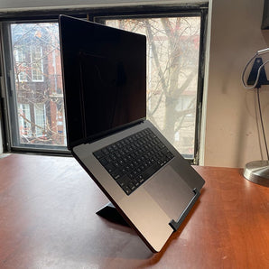 Ergonomisk MacBook Pro Stand til 14" og 16" M1 Pro/Max Modeller