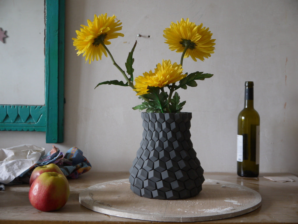 Buet vase med 6-kantet mønster