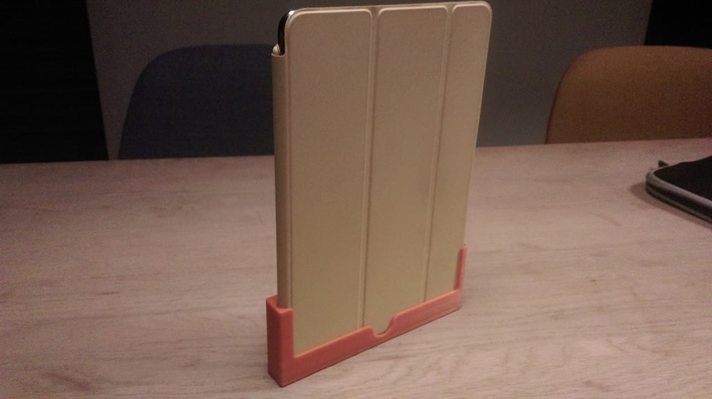 iPad Mini vægmontering med cover og ladekabel