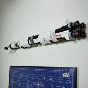 Minimalistisk Vægophæng til Saturn V Raket