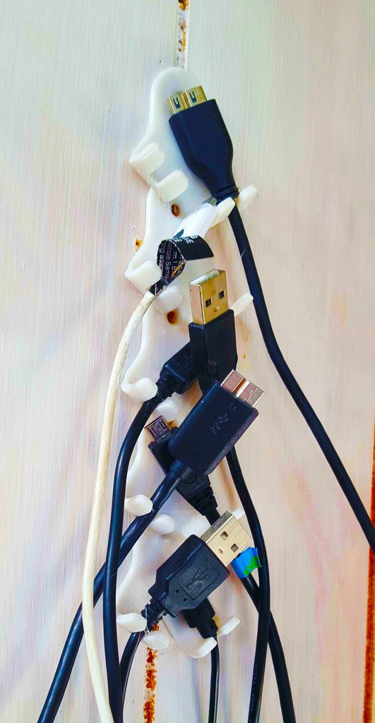 Praktisk USB Kabelholder til Organiseret Opbevaring