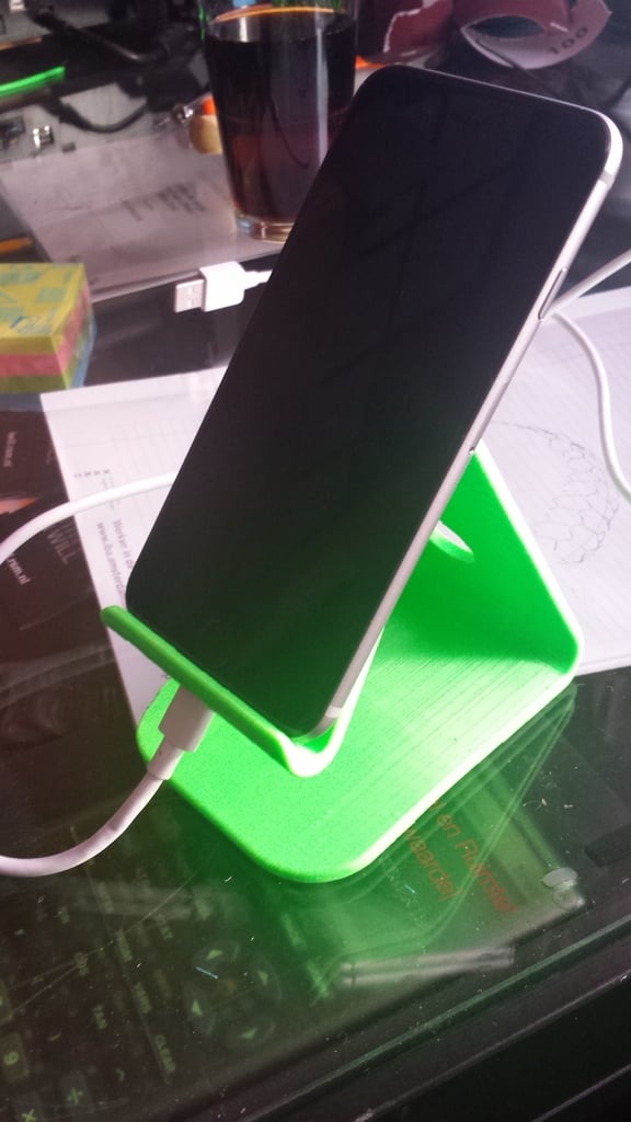 Stander til iPhone 6 og Galaxy S5 med integreret oplader- og lydindgang