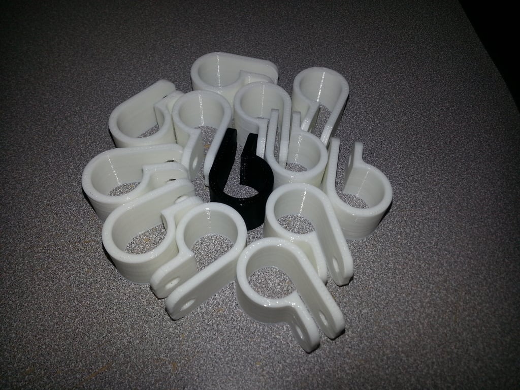 Kabelklemme (P-Clip) til Store Ledninger - Robust Fastgørelse