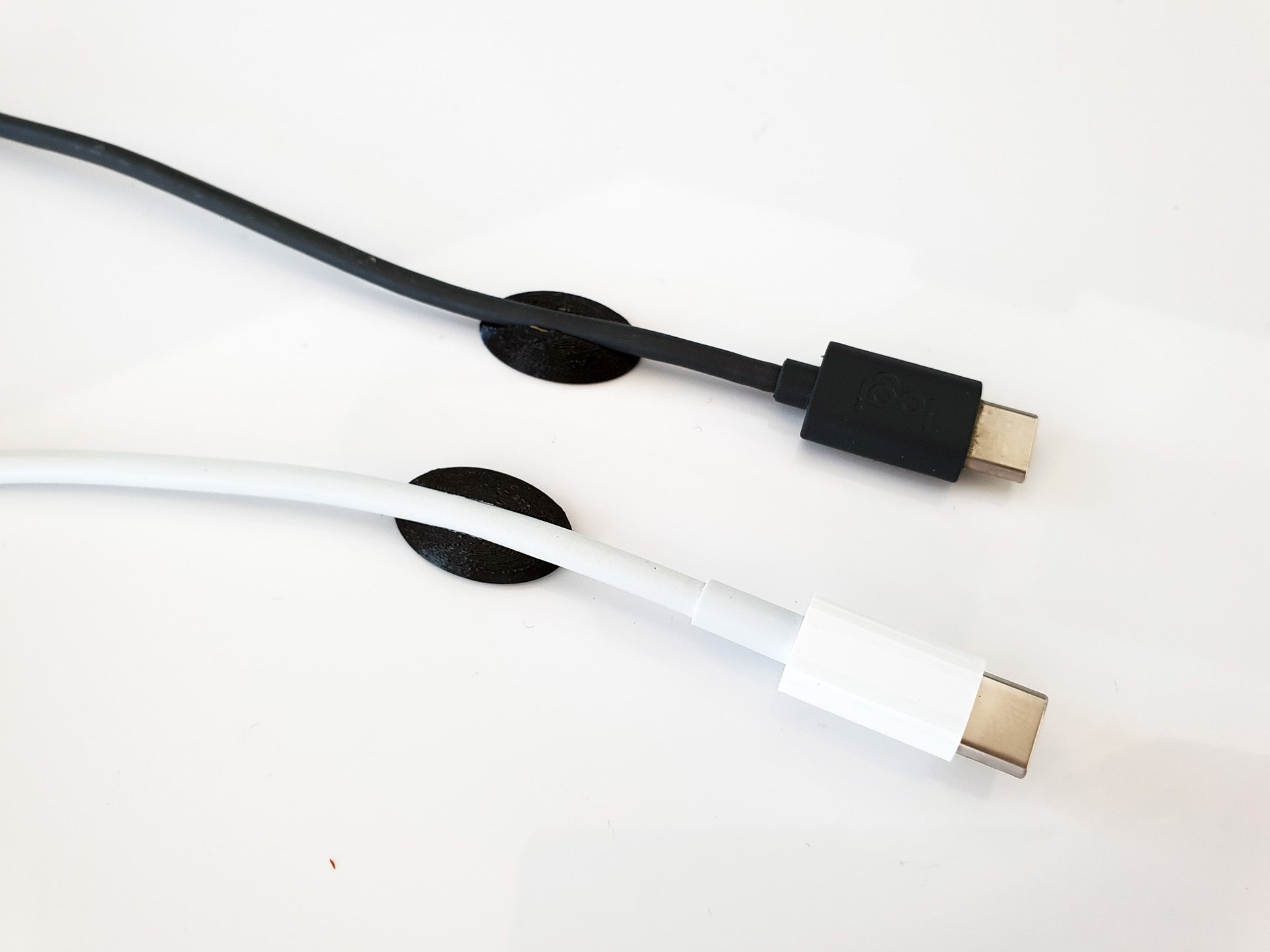 Kabelholder til skrivebord for Apple Macbook Pro og andre kabler