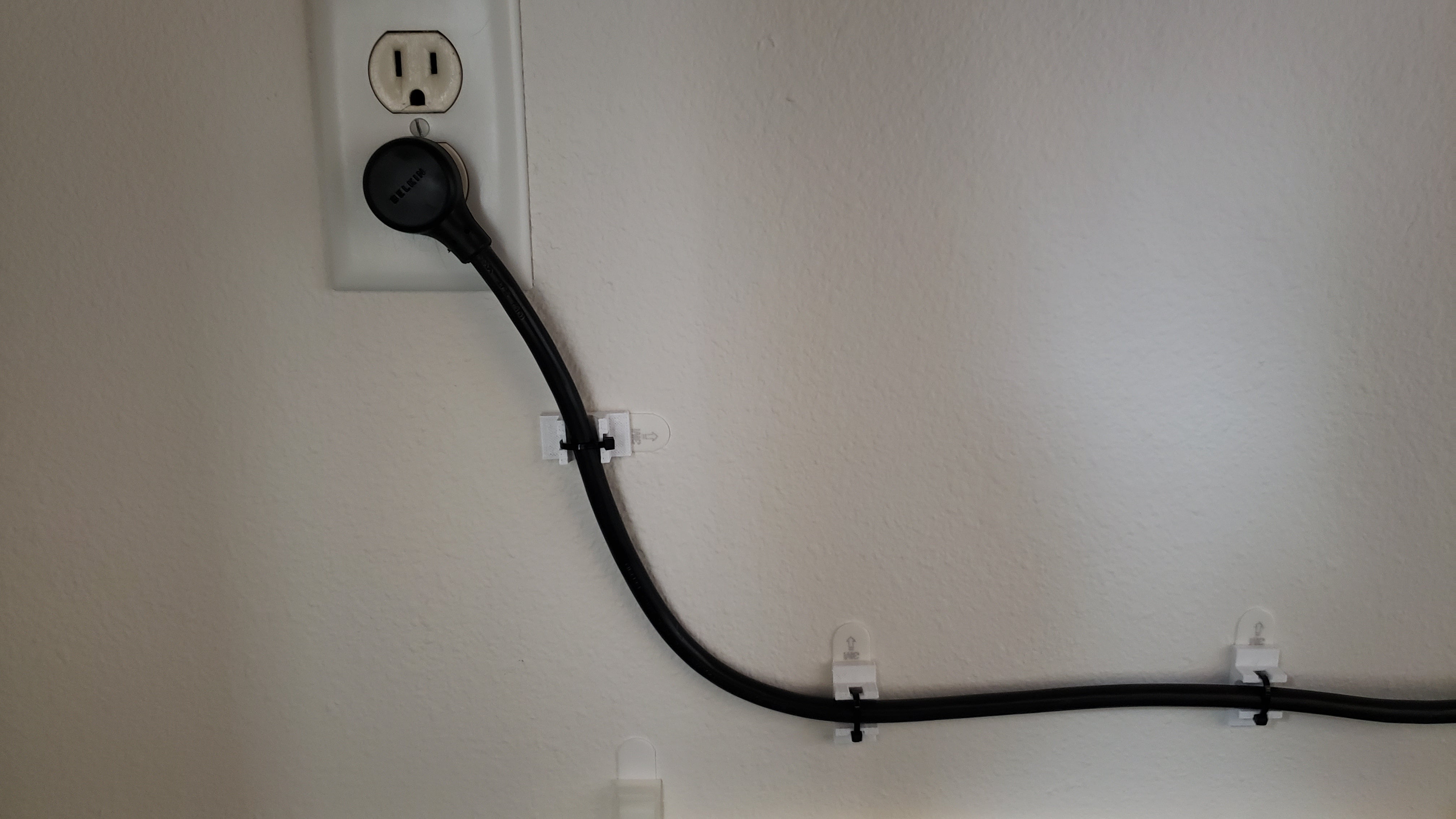 Command Strip Zip-Tie Holder til Strømkabel