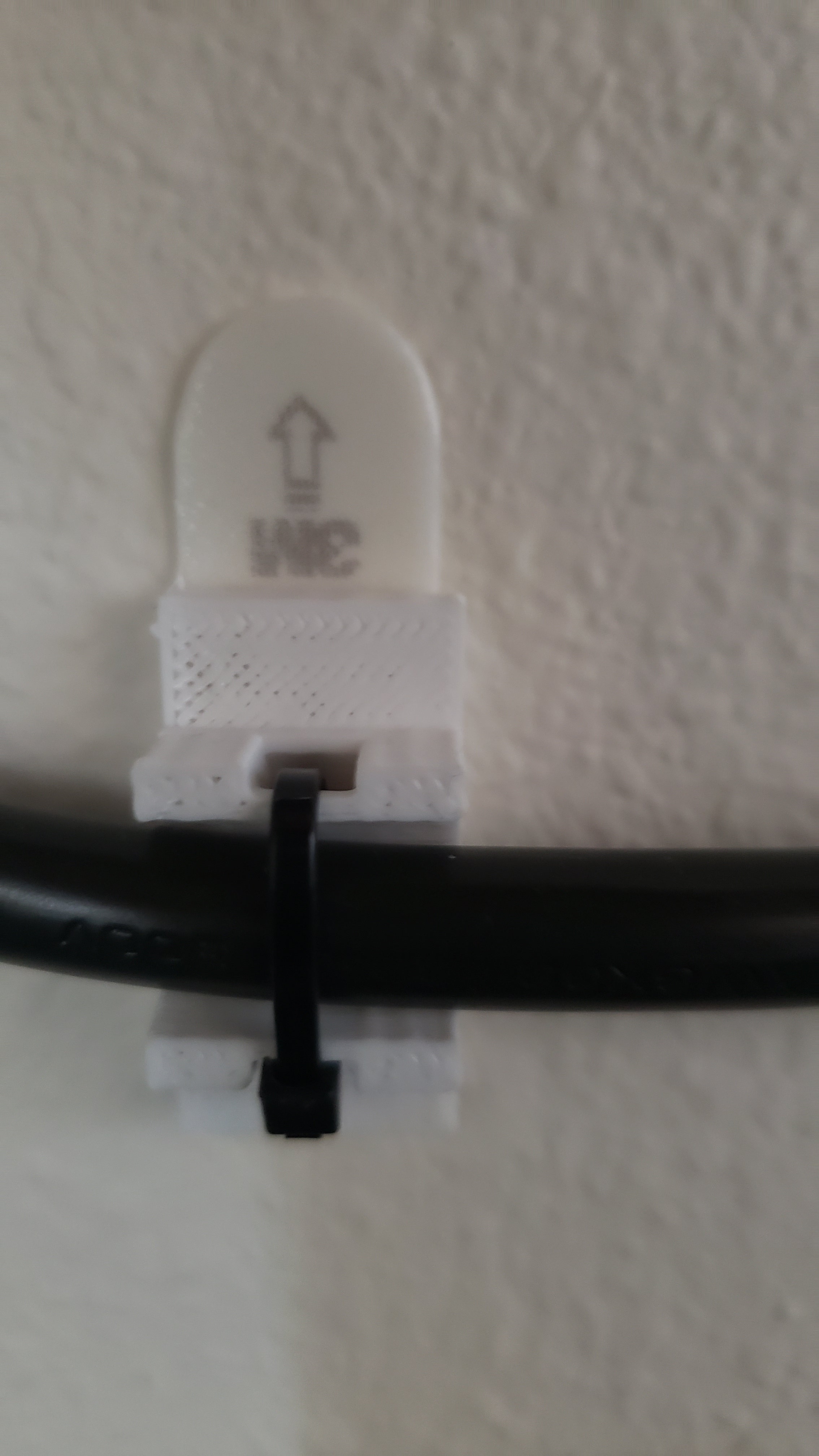 Command Strip Zip-Tie Holder til Strømkabel