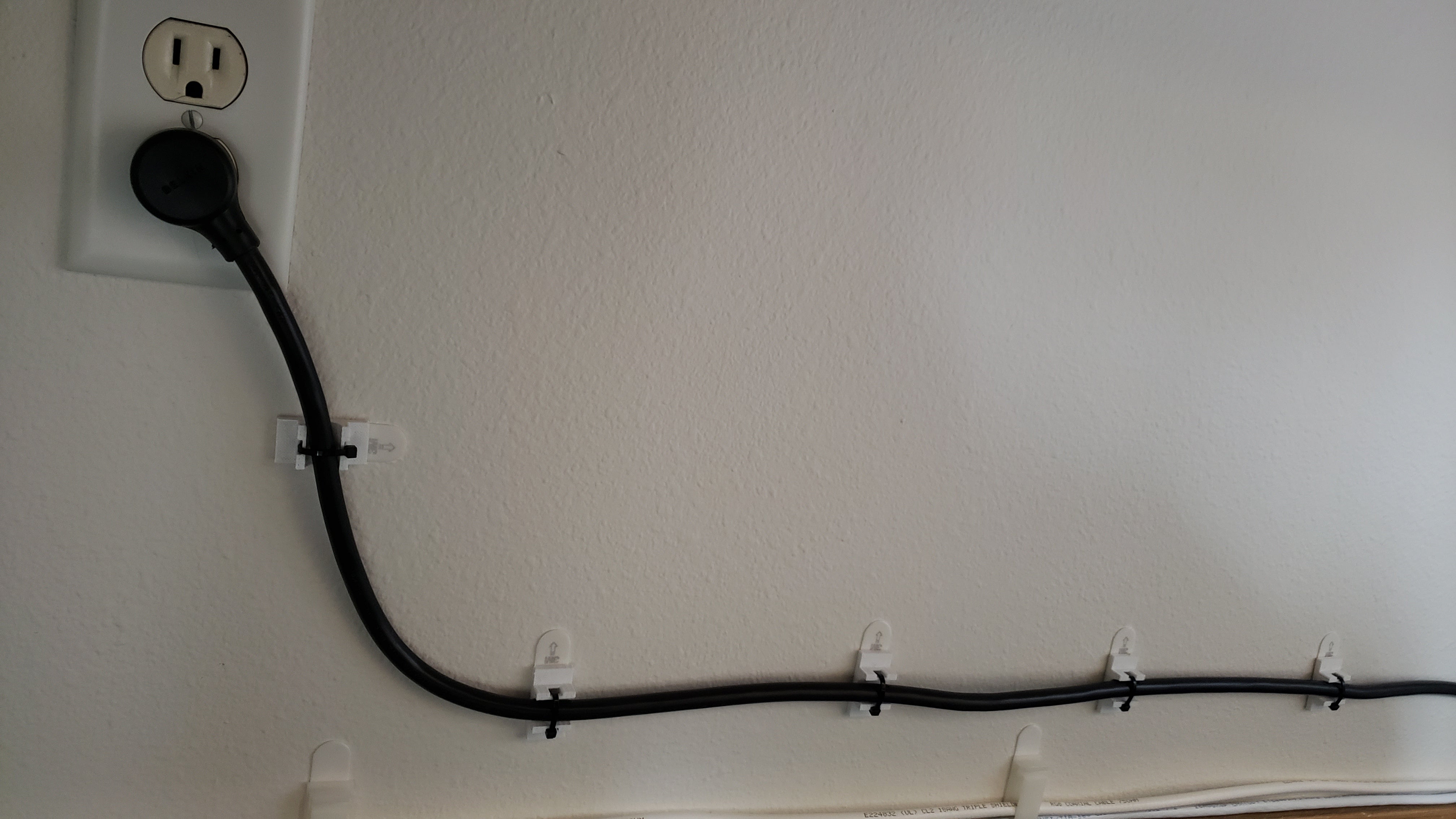 Command Strip Zip-Tie Holder til Strømkabel