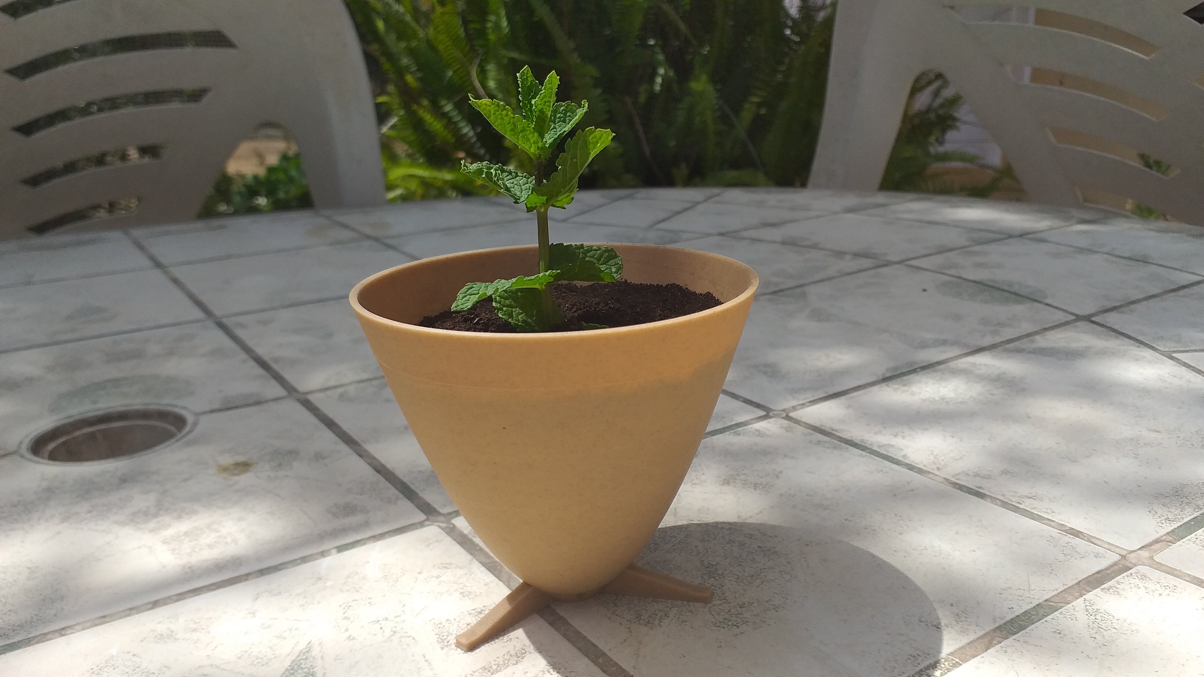 Parabolisk Plante Pot med Fødder og Drænplade