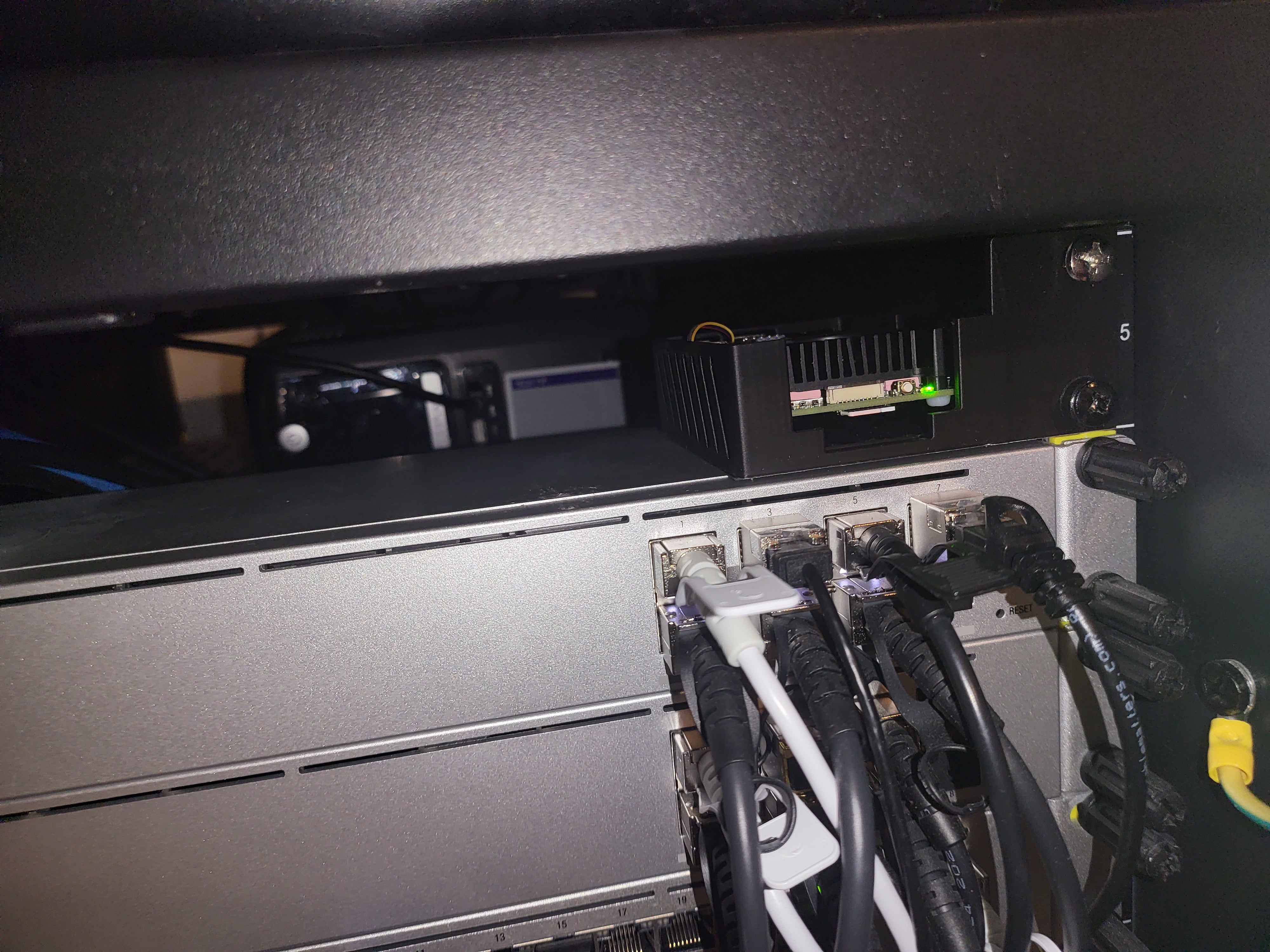 Raspberry Pi 5 Rack Mount Case med Bagudvendte Porte