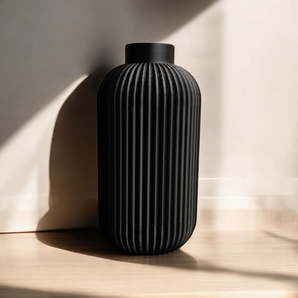 Moderne ribbet vase til blomster og grene