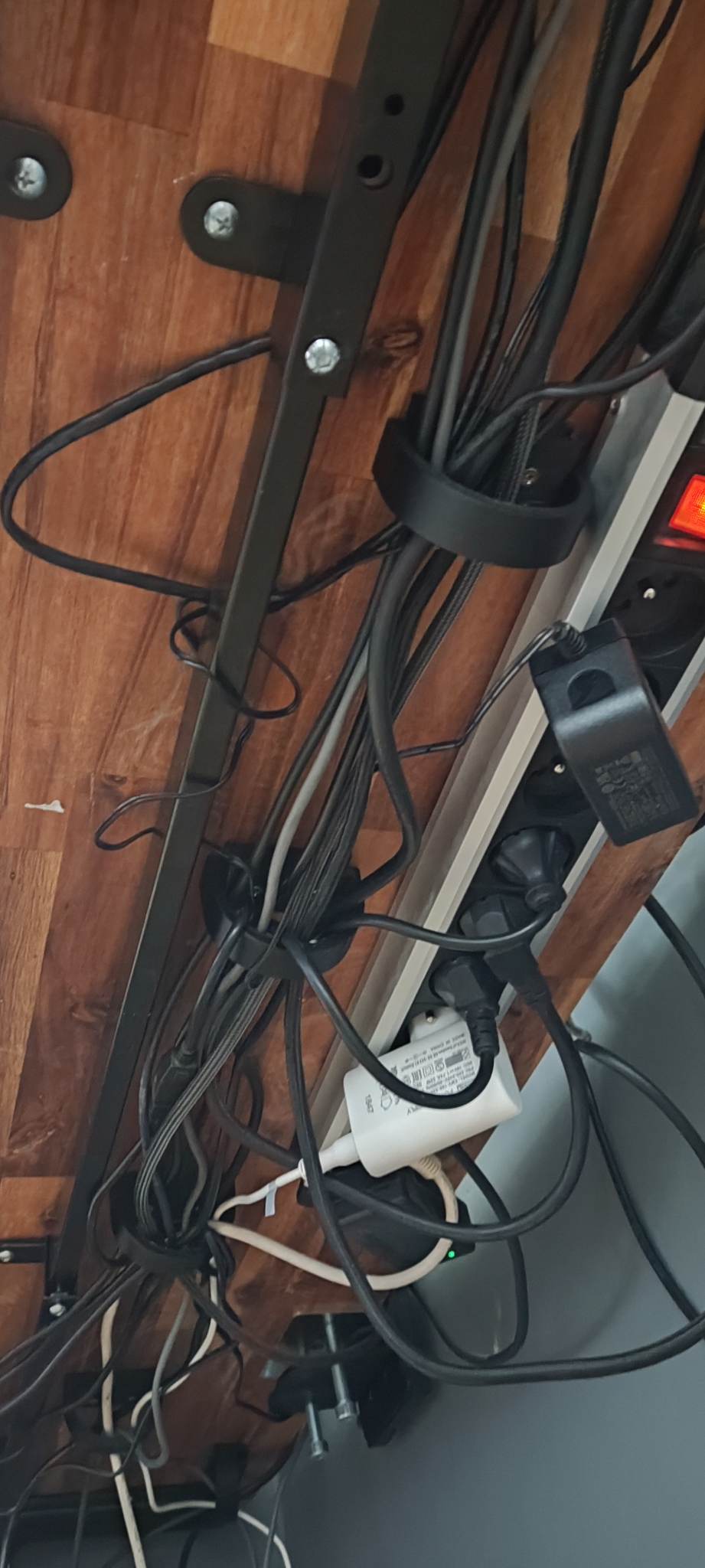 Desktop kabel organizer