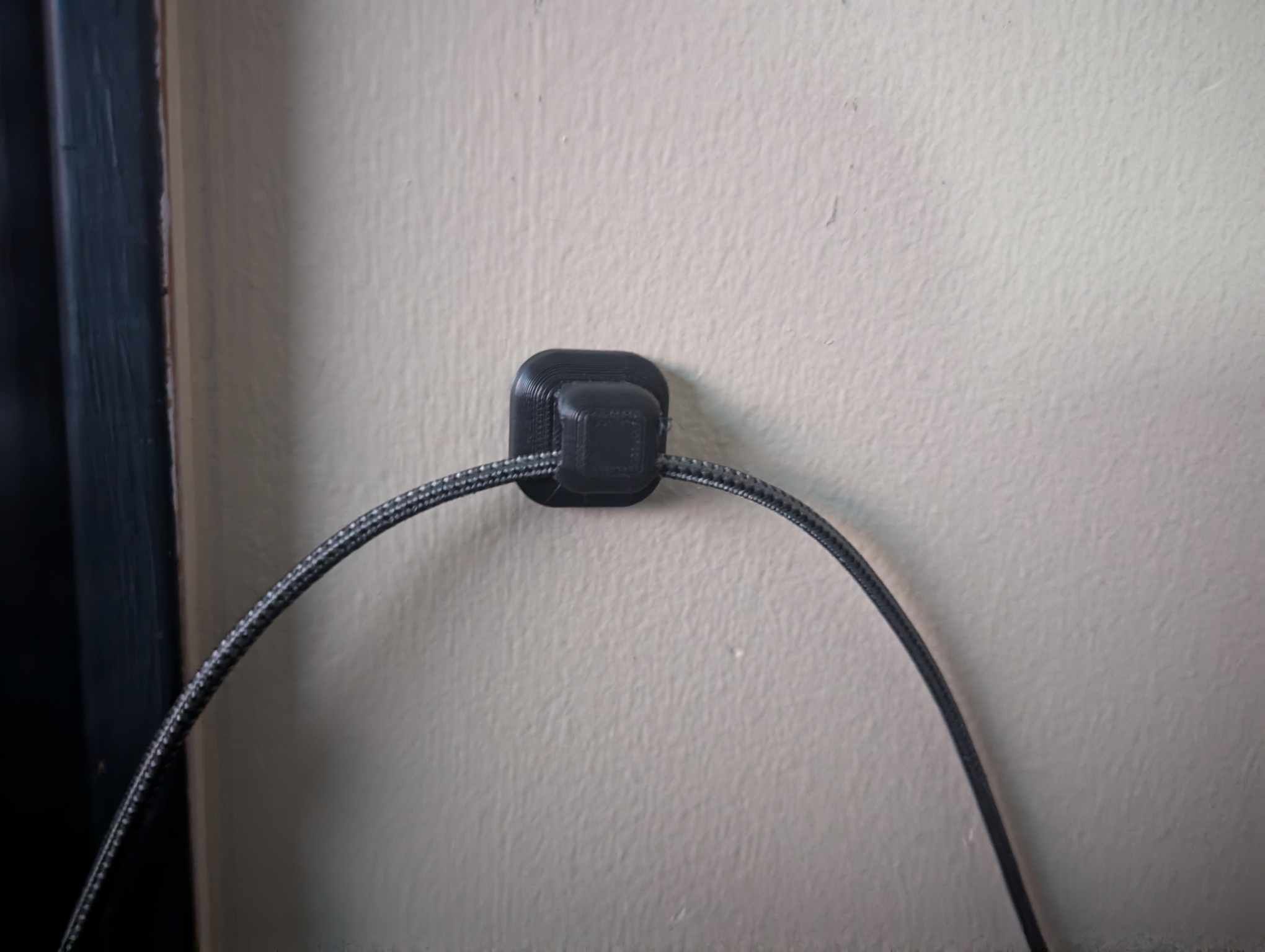 Diskret Kabelholder til Overflademontering