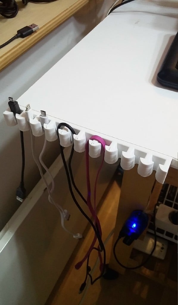 USB Kabelholder til Organisering af Skrivebordet