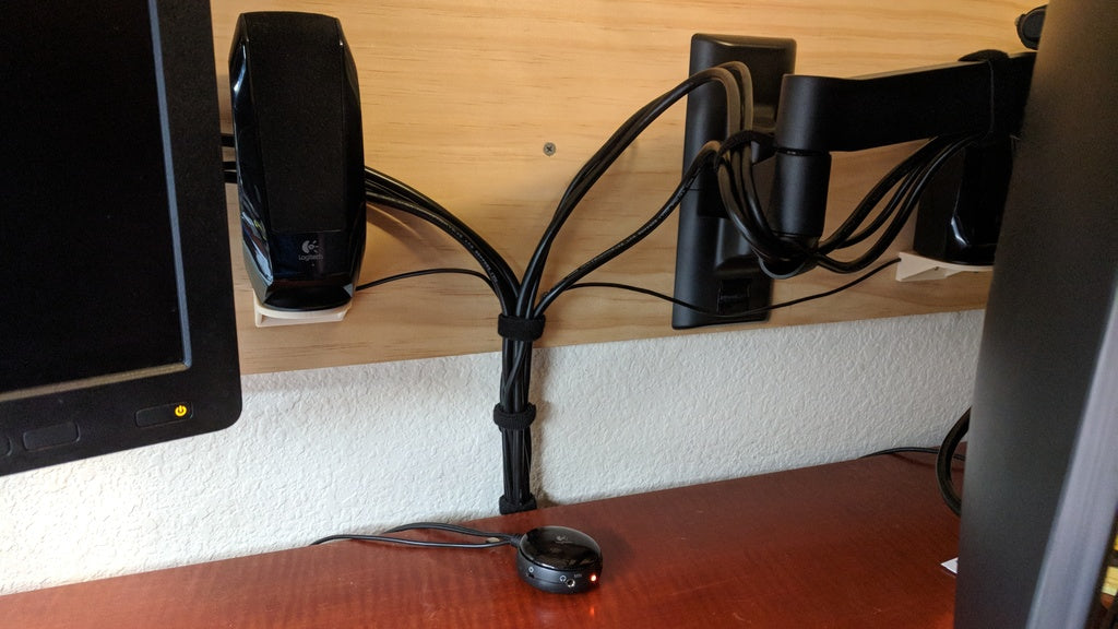 Kabelkanal til computeropsætning med Logitech volumenkontrolholder