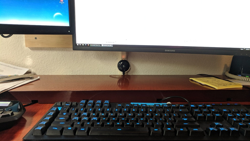Kabelkanal til computeropsætning med Logitech volumenkontrolholder