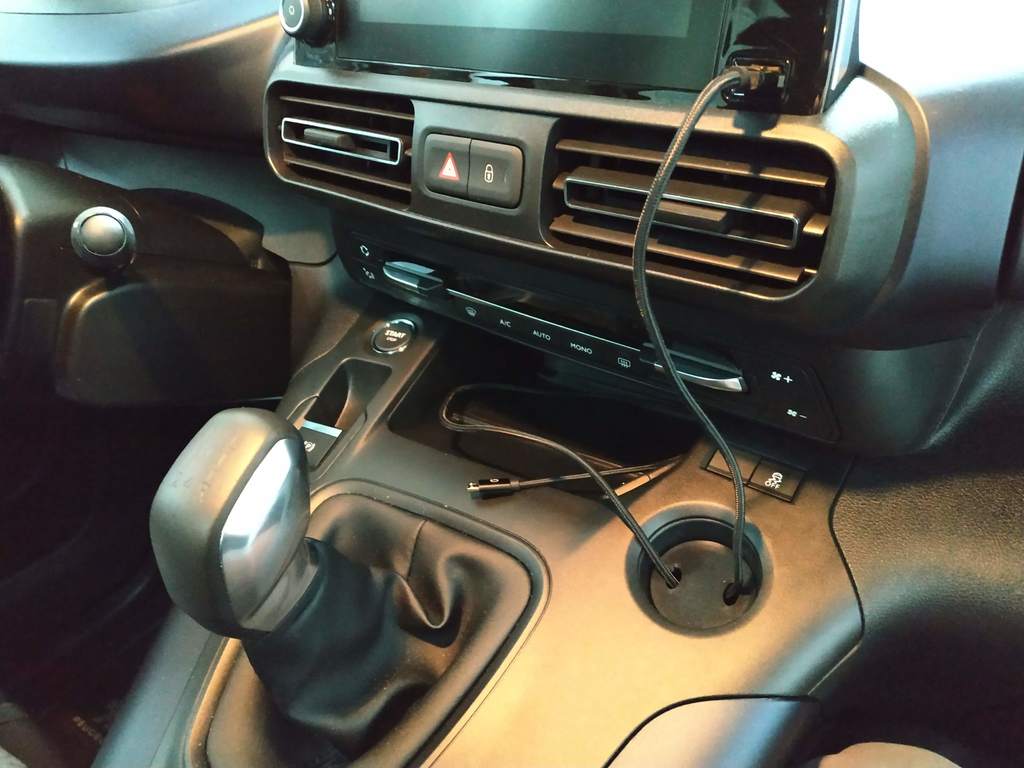 USB-kabelholder til Peugeot Rifter, Citroën Berlingo & Opel Combo (2018+)