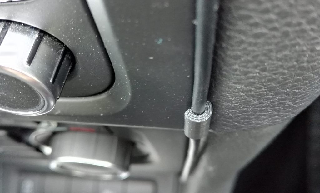 Diskret Kabelholder til Bilens Dashboard
