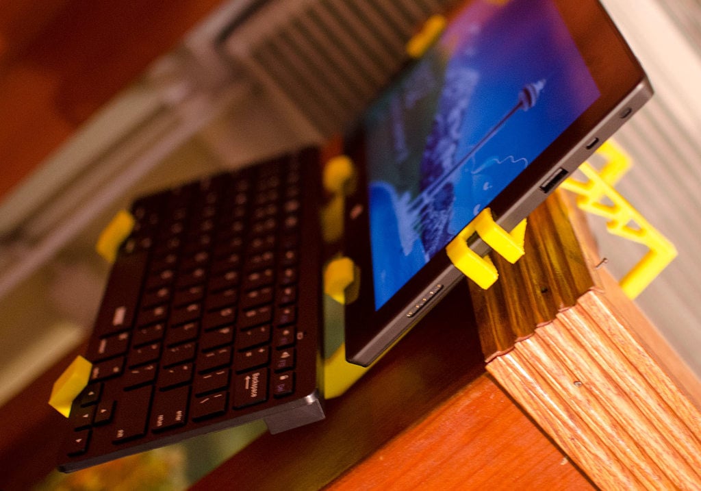 Microsoft Surface RT Tablet Hængende Stativ V2 med Anker Ultra Slim Mini Bluetooth Tastatur