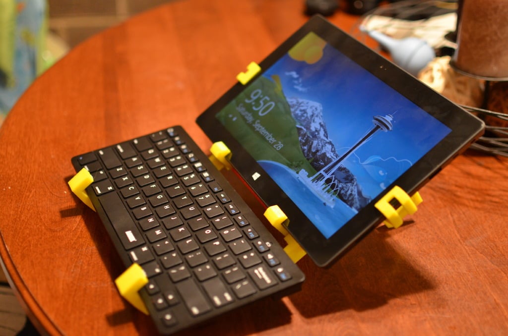 Microsoft Surface RT Tablet Hængende Stativ V2 med Anker Ultra Slim Mini Bluetooth Tastatur