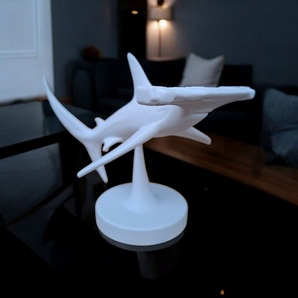 Detaljeret skulptur af en svømmende hammerhaj