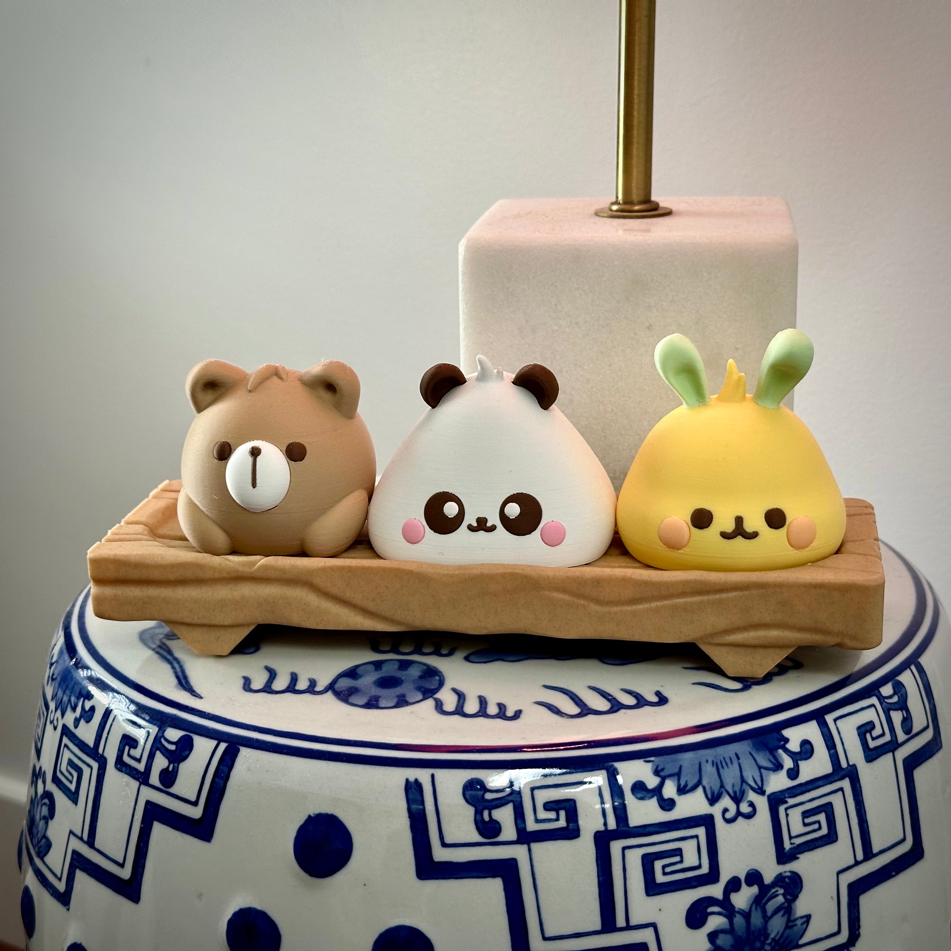 Kawaii Dyre Bao Figurer på Træblok