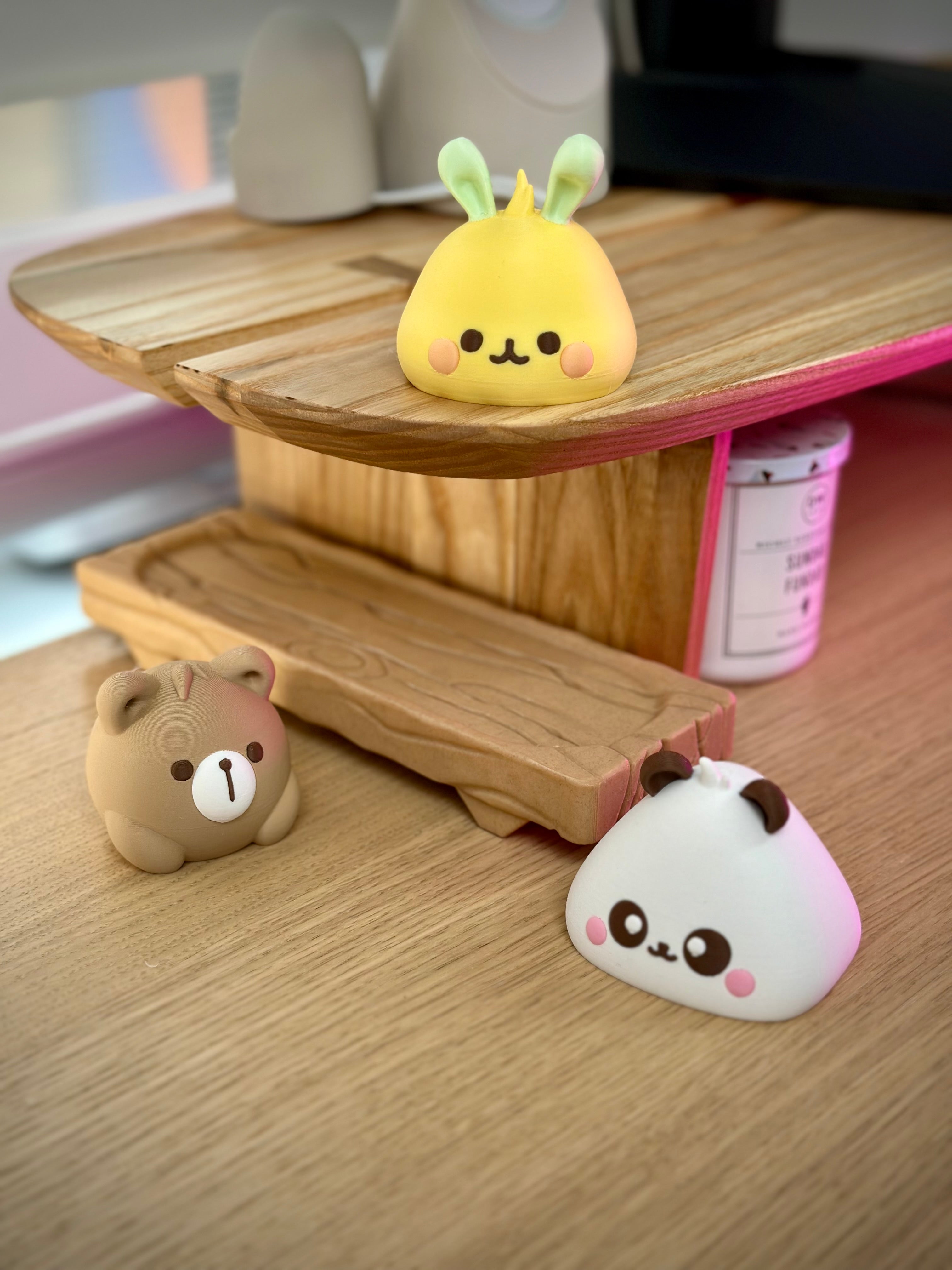Kawaii Dyre Bao Figurer på Træblok