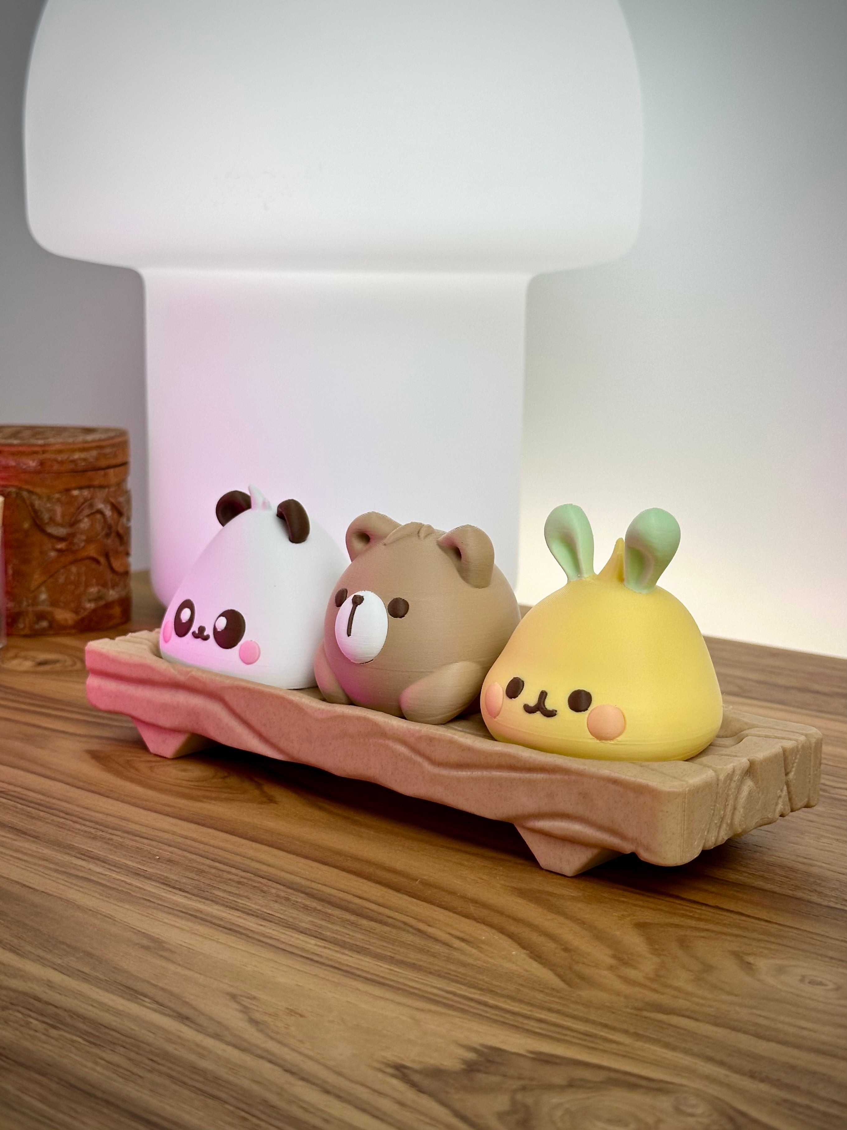 Kawaii Dyre Bao Figurer på Træblok