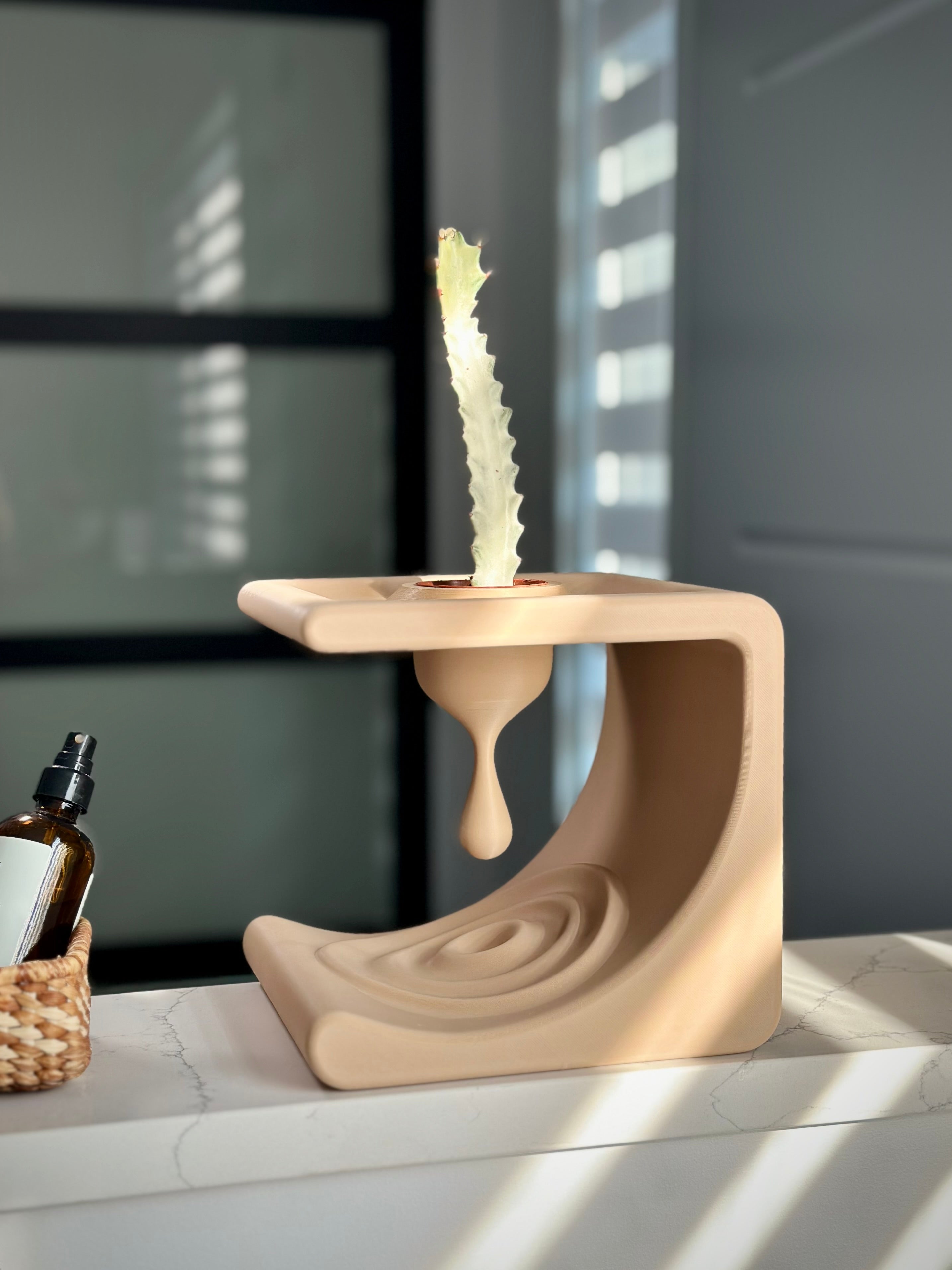 Minimalistisk Comma Hylde til Småting og Planter