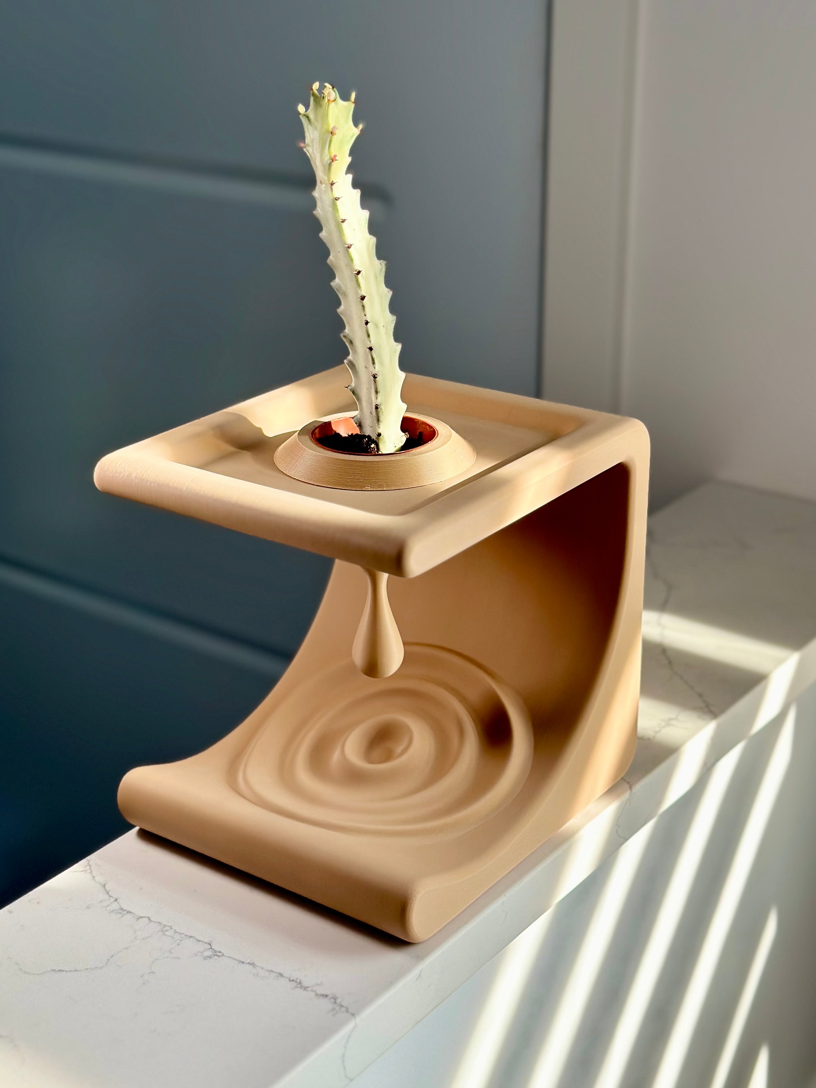 Minimalistisk Comma Hylde til Småting og Planter