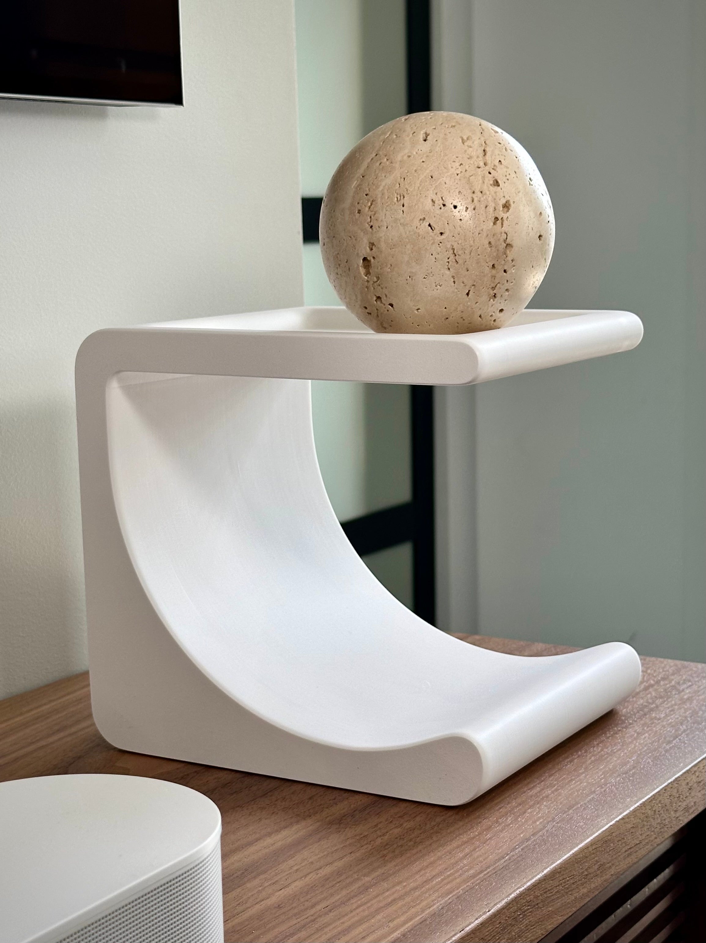 Minimalistisk Comma Hylde til Småting og Planter