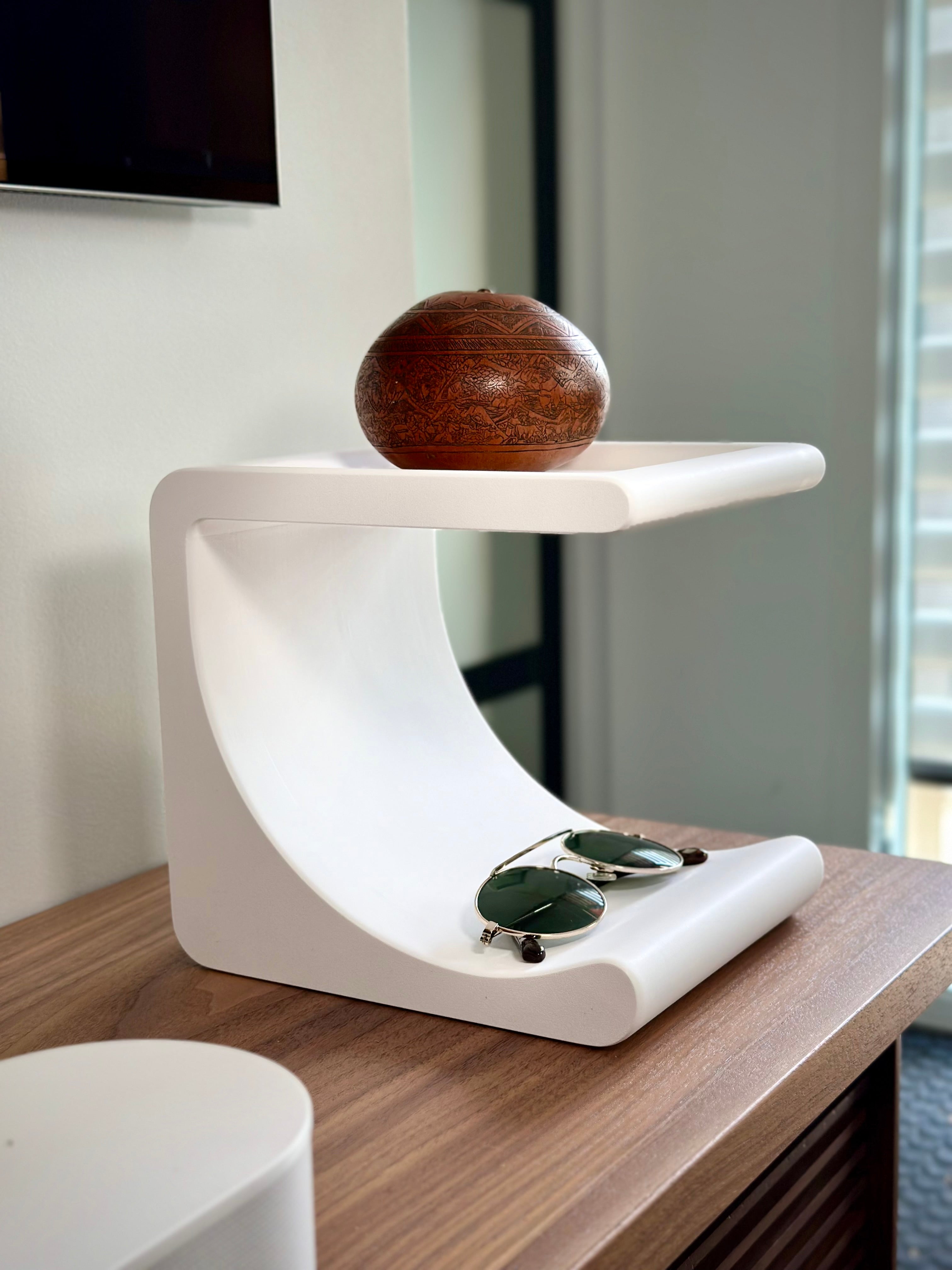 Minimalistisk Comma Hylde til Småting og Planter