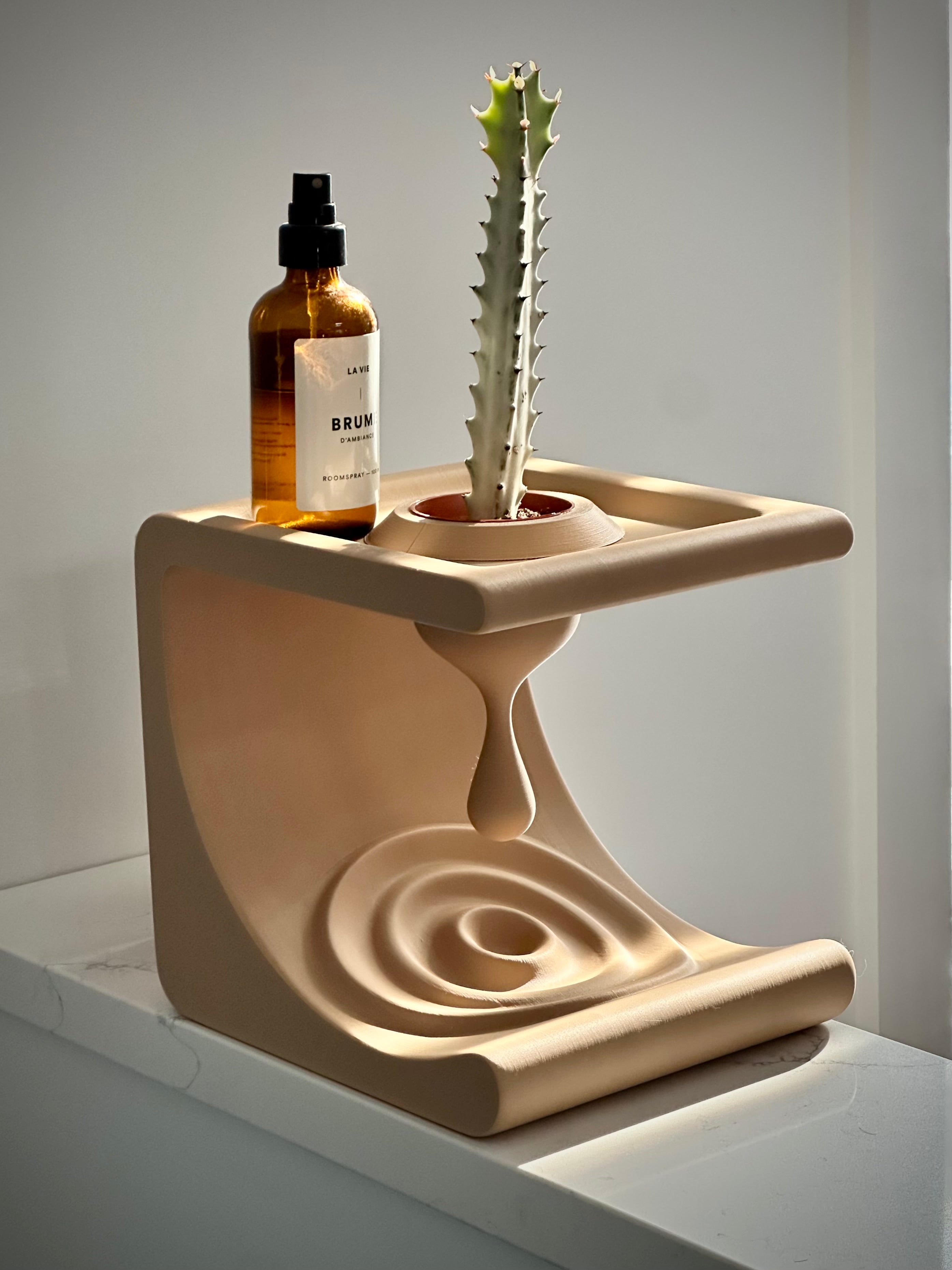 Minimalistisk Comma Hylde til Småting og Planter