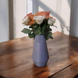 Moderne egyptisk vase med ribbet design