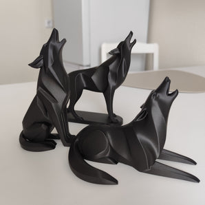 Minimalistisk skulptur af liggende hylende ulv
