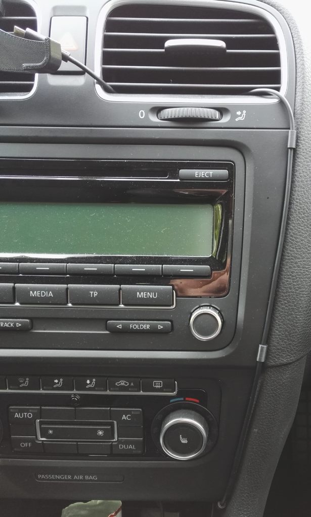 Diskret Kabelholder til Bilens Dashboard