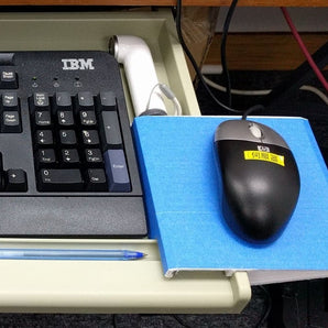 Mussemåtteholder til tastaturskuffe under bordet