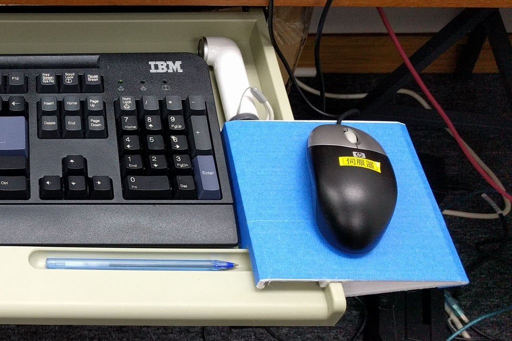 Mussemåtteholder til tastaturskuffe under bordet