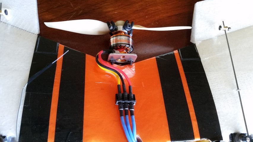 Motorledningsholder til RC-fly og flyvinger