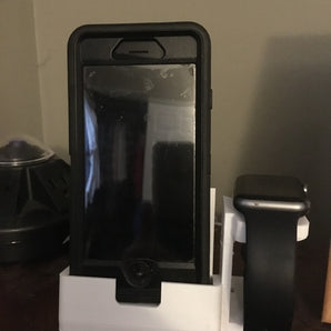 Opladningsstation til iPhone 6 med Otterbox og Apple Watch