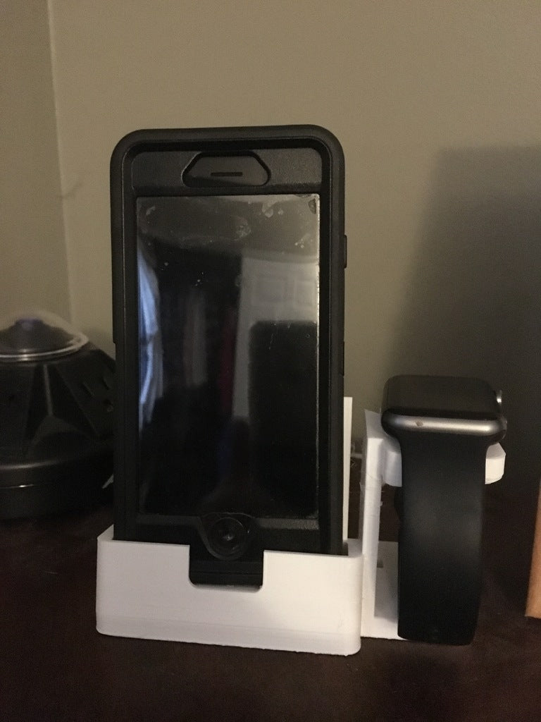 Opladningsstation til iPhone 6 med Otterbox og Apple Watch