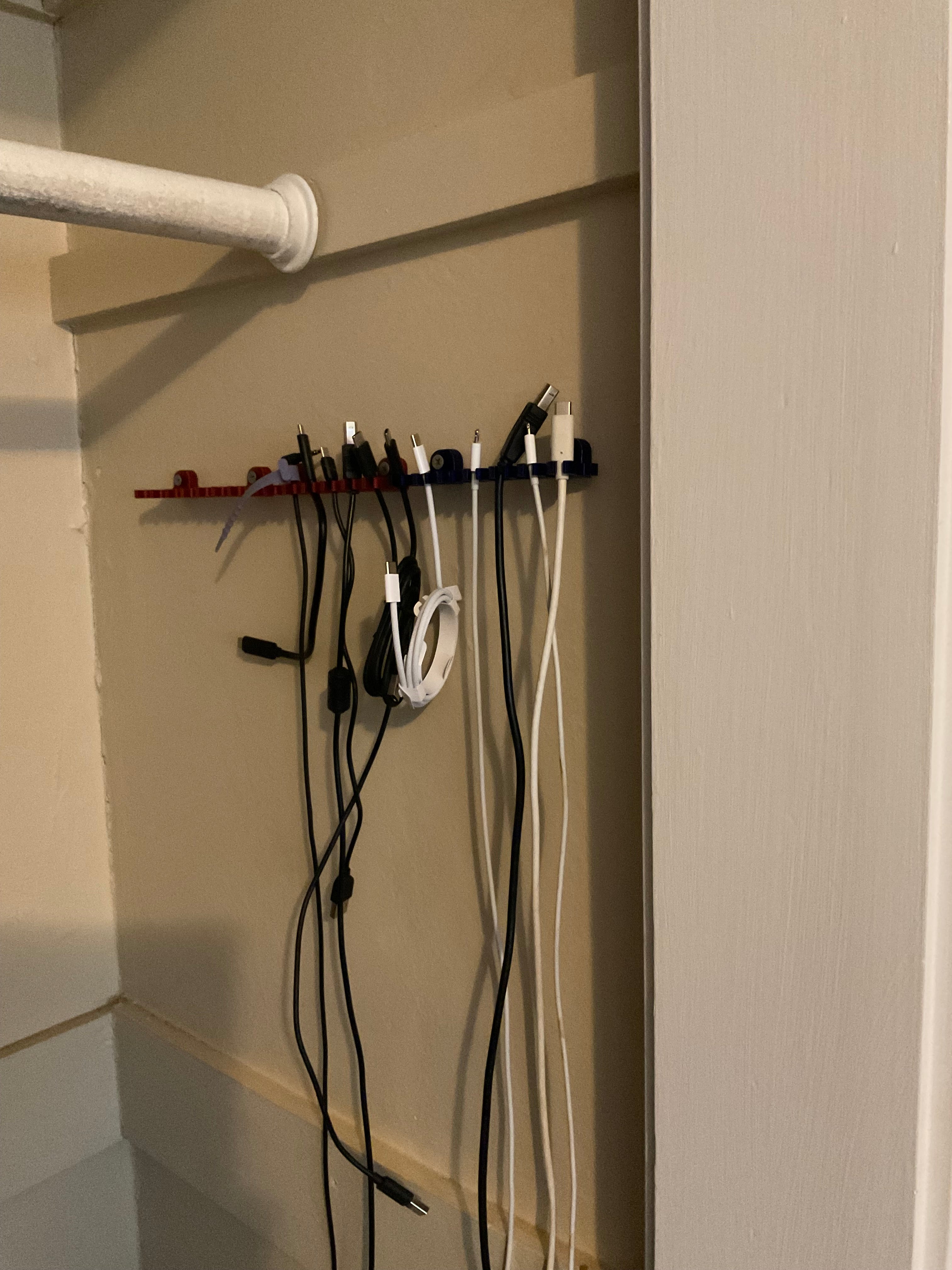 USB Kabelholder til Vægmontering - Organiser og Optimer Pladsen