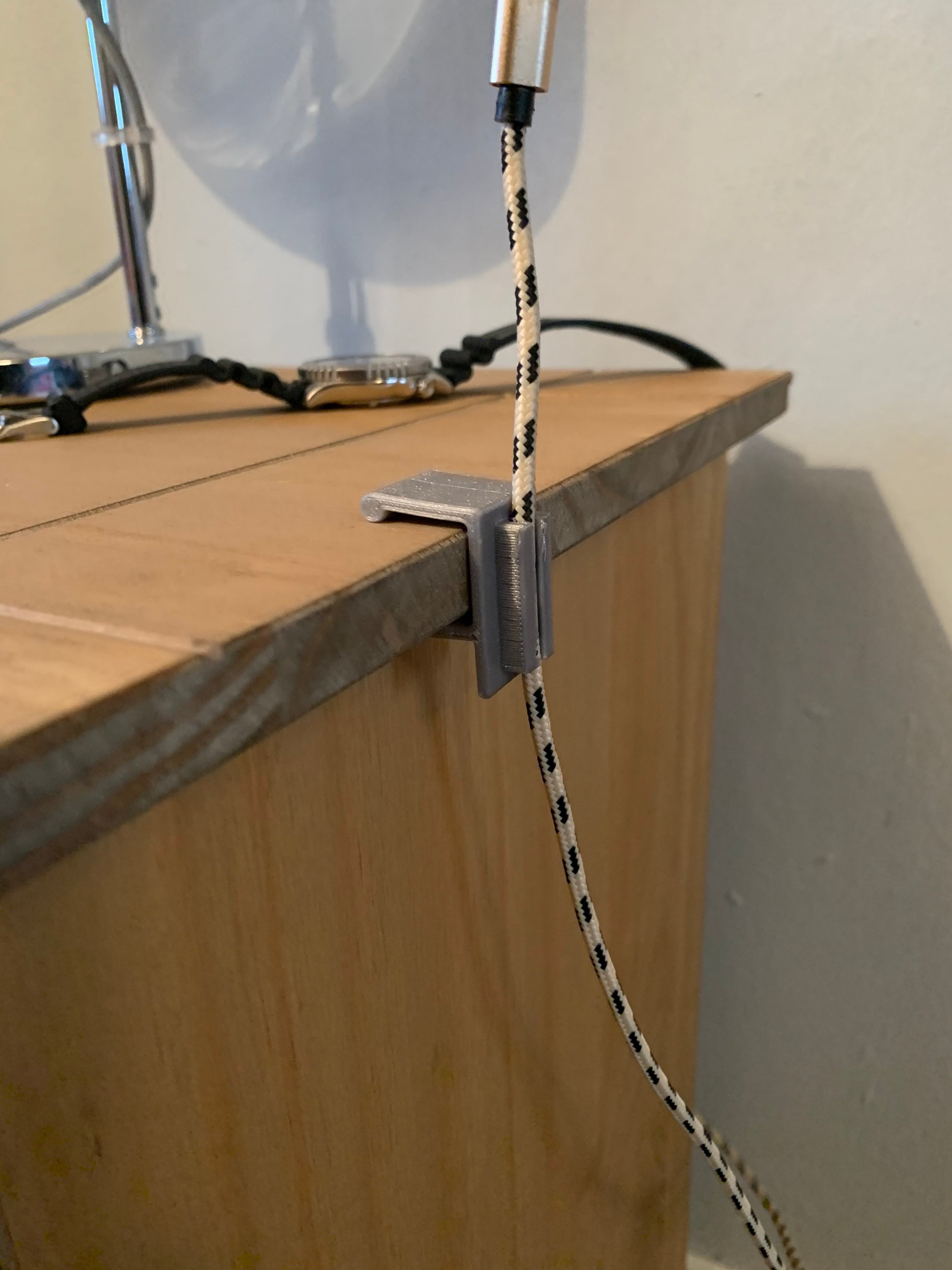 Kabelholder og Bordklemme til Opladningskabler