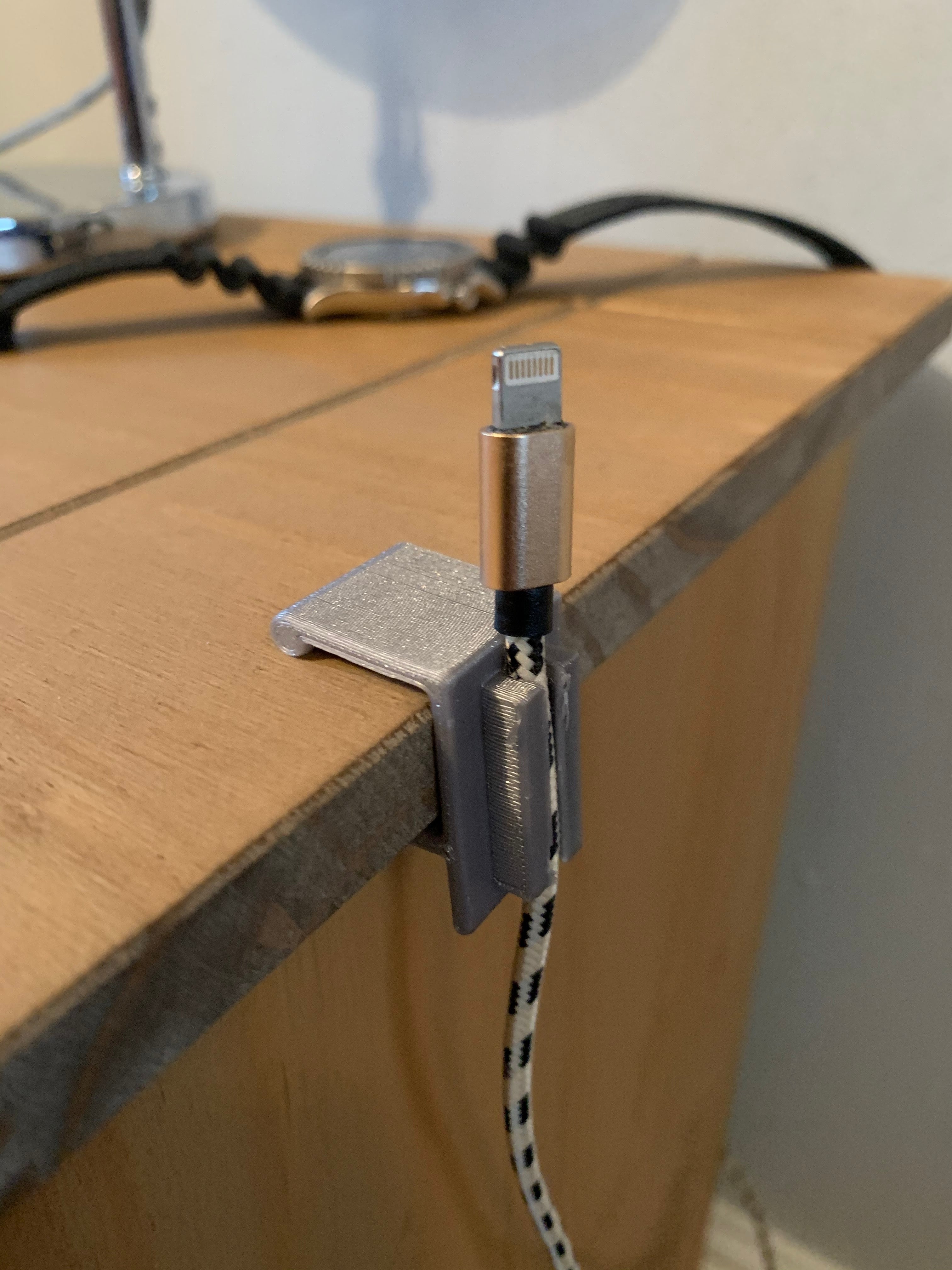 Kabelholder og Bordklemme til Opladningskabler