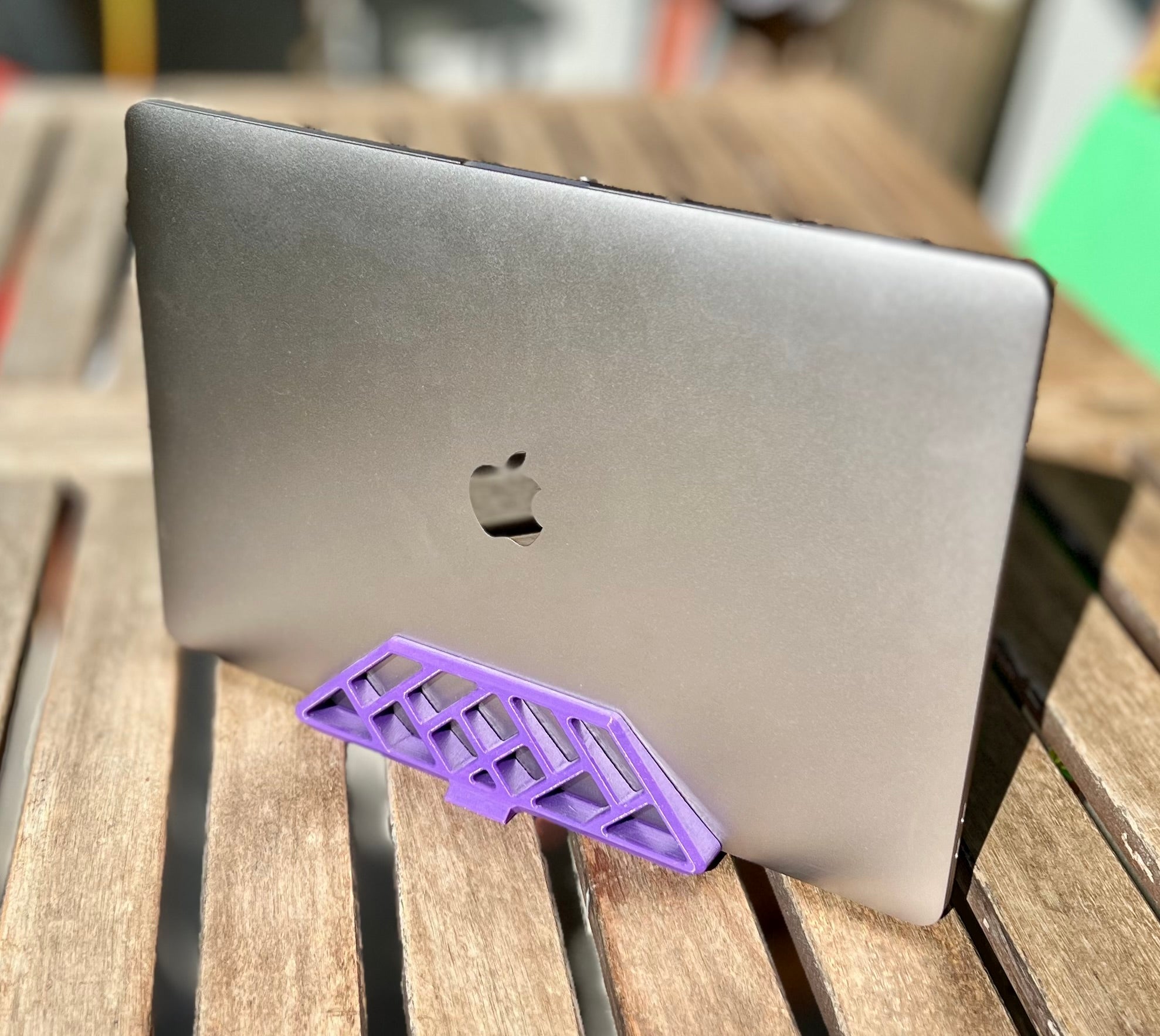 Vertikalt Skrivebordsstativ til MacBook Pro (TouchBar) i Clamshell-tilstand