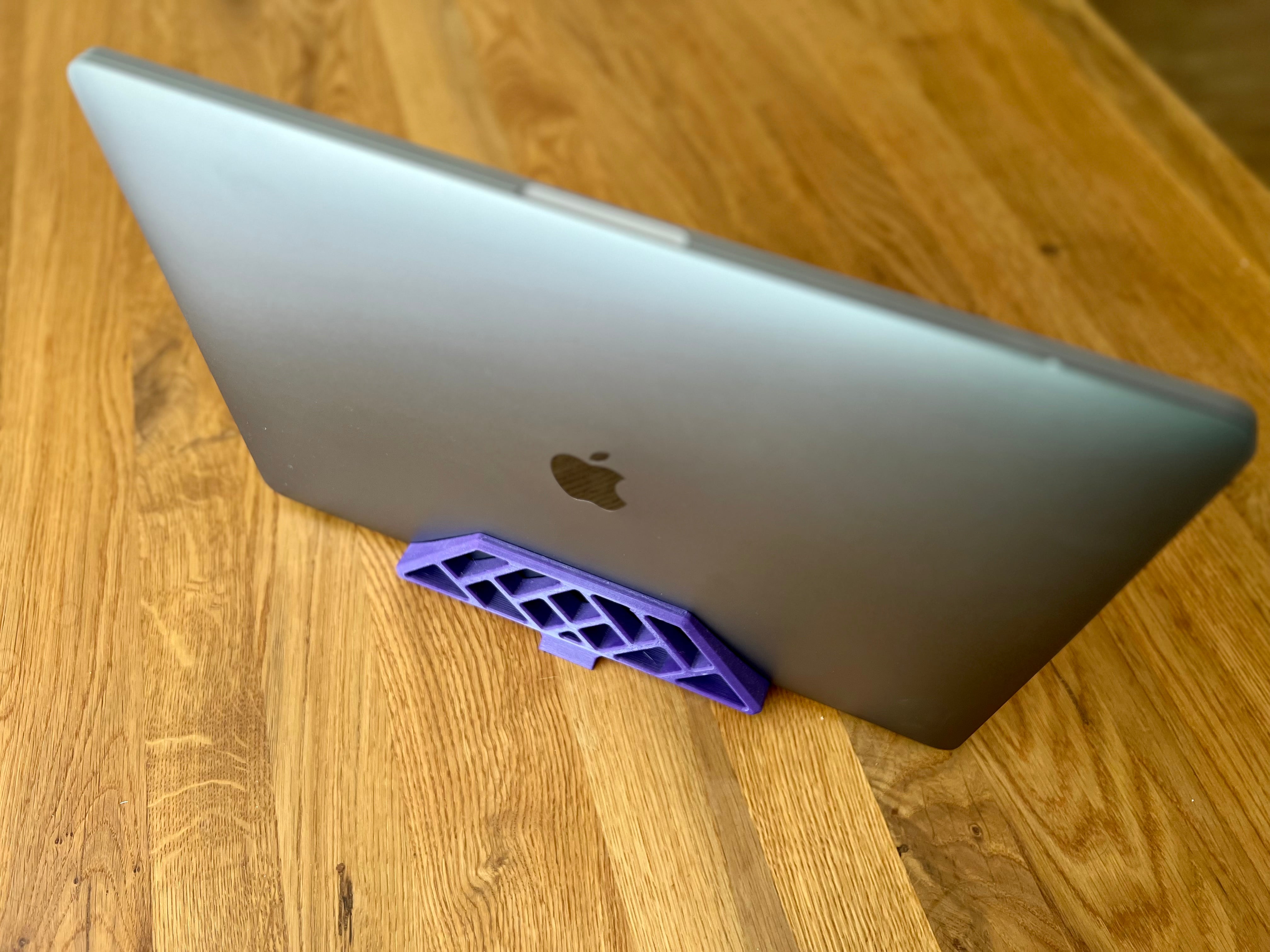 Vertikalt Skrivebordsstativ til MacBook Pro (TouchBar) i Clamshell-tilstand