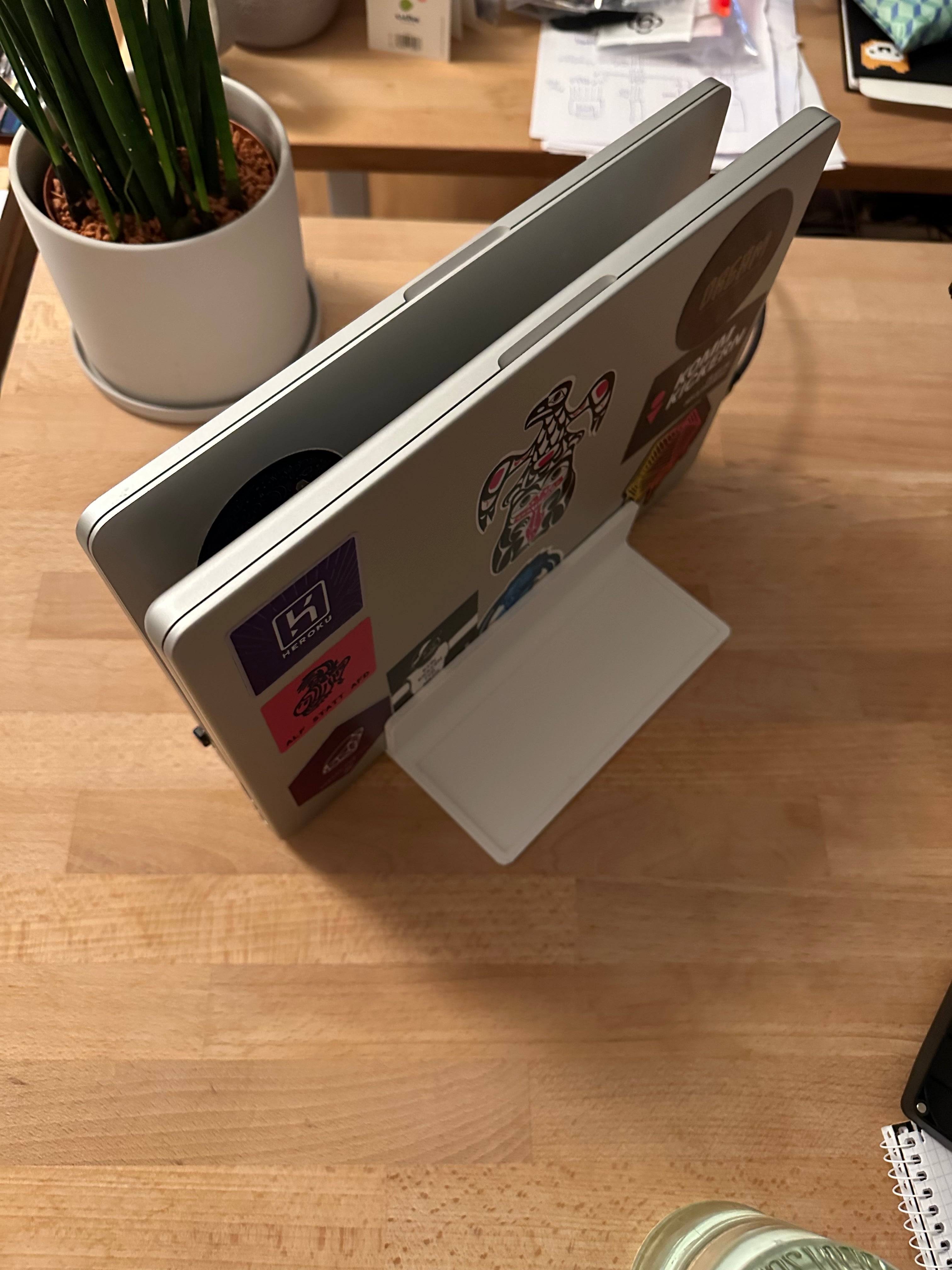 Dobbelt Skrivebordsstativ til MacBook Pro (14") med Bakke