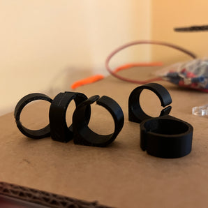 Kabelklips med 20mm Indre Diameter til Lim eller Dobbeltklæbende Tape
