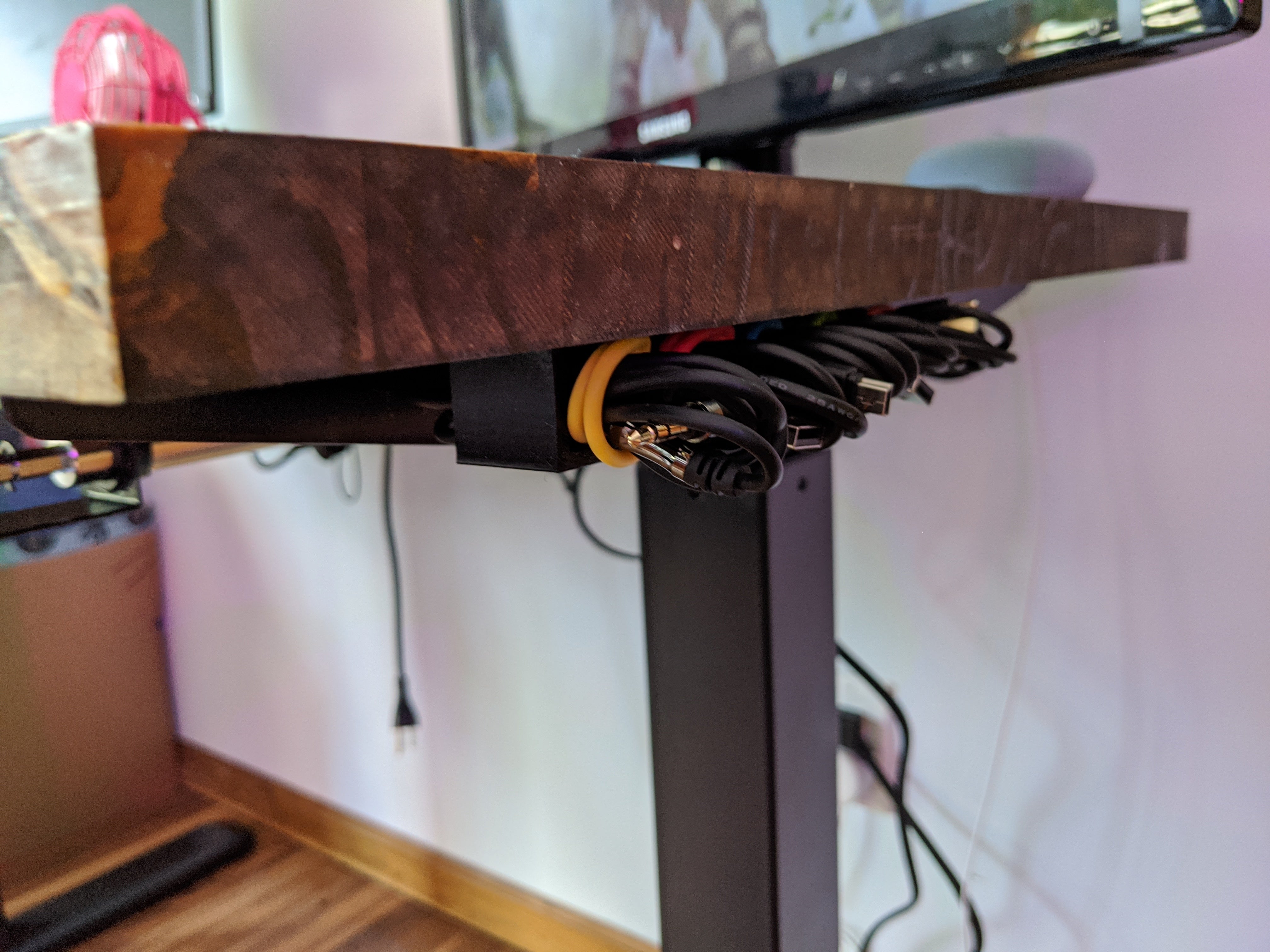 Kabelorganiser til USB-kabler under skrivebordet